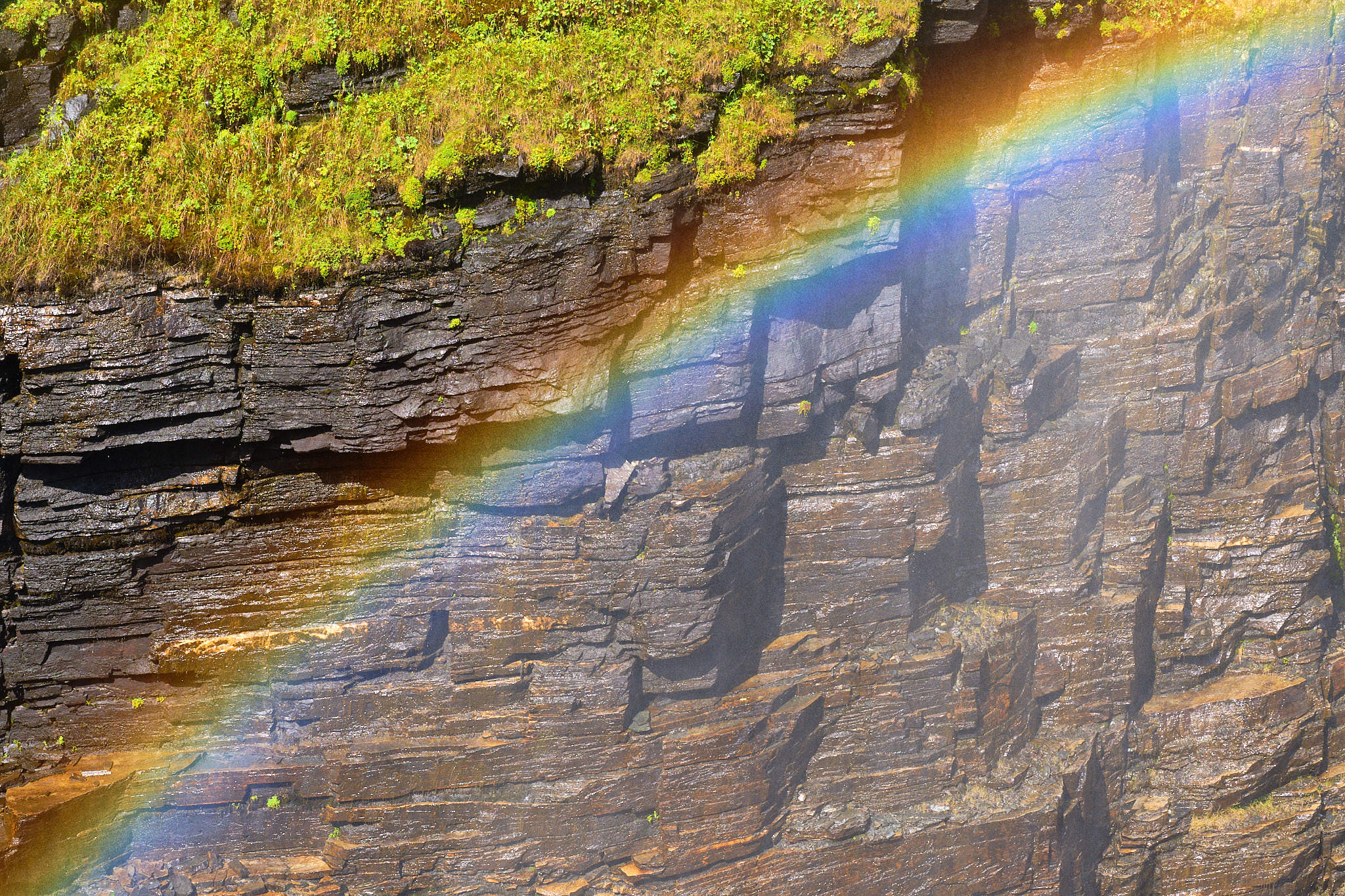 Hällingsåfallet am Vildmarksvägen mit Regenbogen- Schweden - Sweden