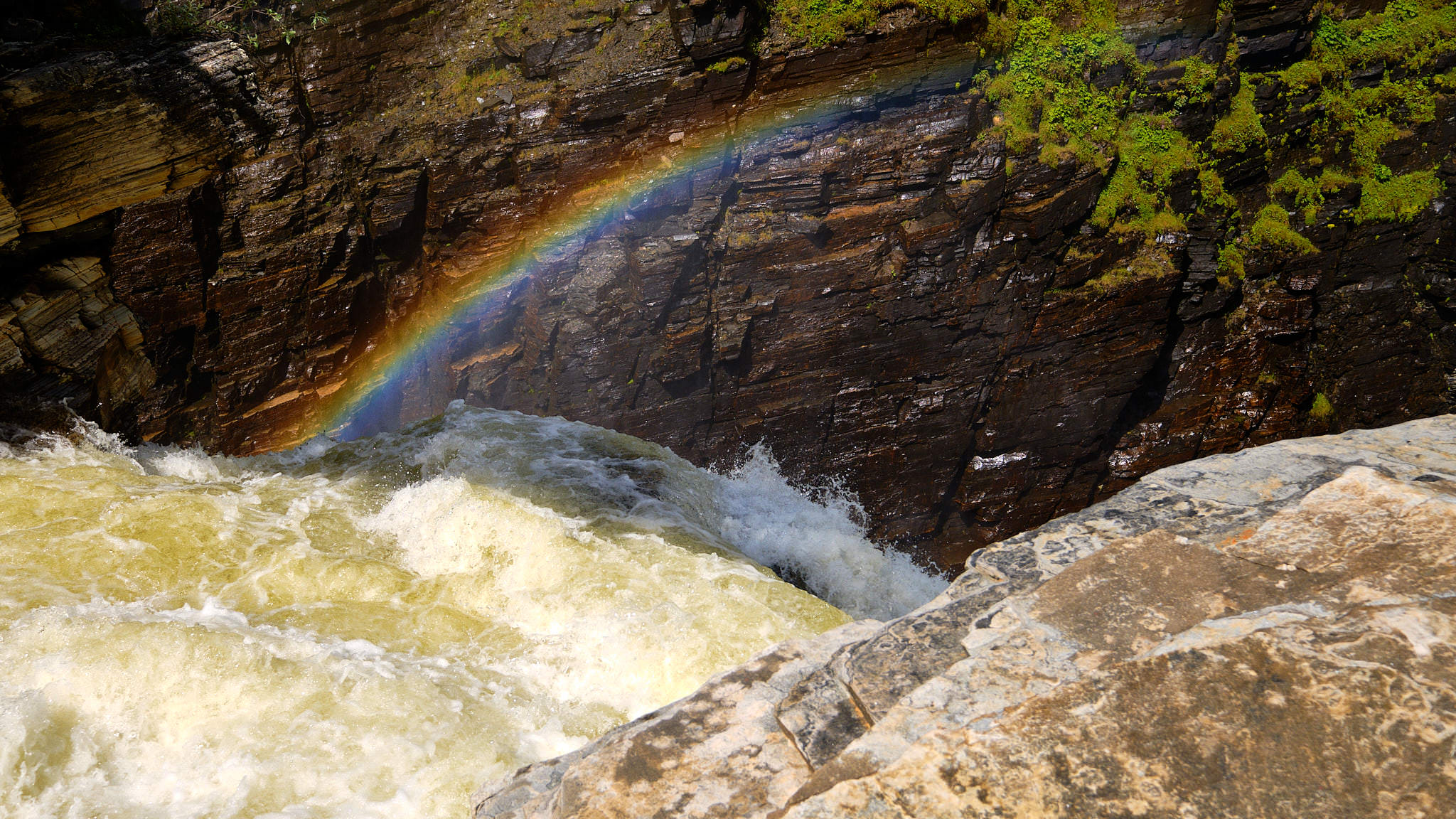 Hällingsåfallet am Vildmarksvägen mit Regenbogen- Schweden - Sweden